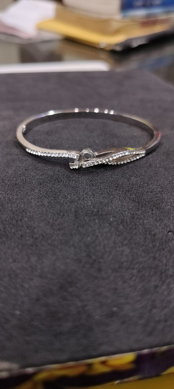 Elegant Nail-Twist Diamond Bracelet